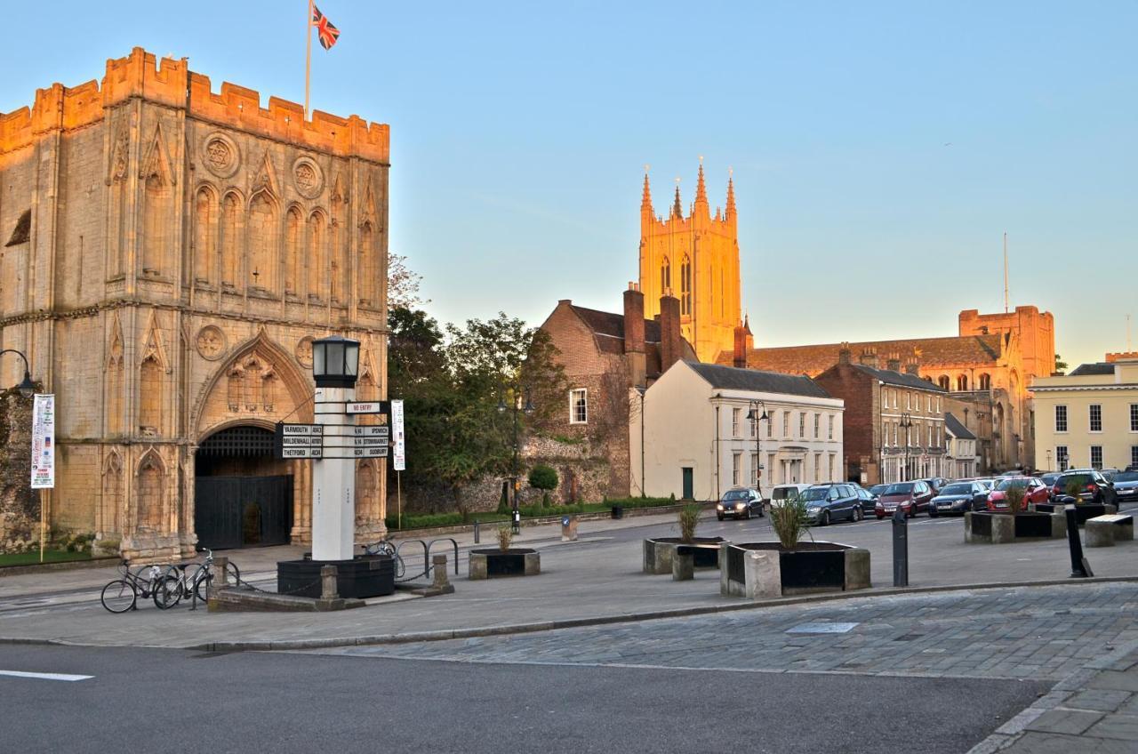 Luxurious Victorian Villa With Parking Sleeps Six Bury St. Edmunds Exterior foto